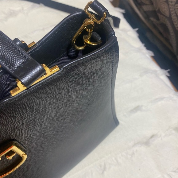 Furla in gold hardware 2 way with strap is removable - Picture 7 of 9